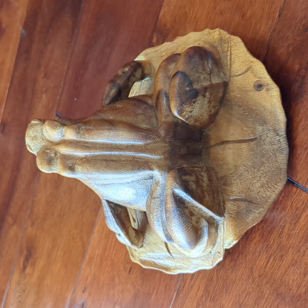 Hand Carved solid wood frog on a lily pad - Picture 3 of 10